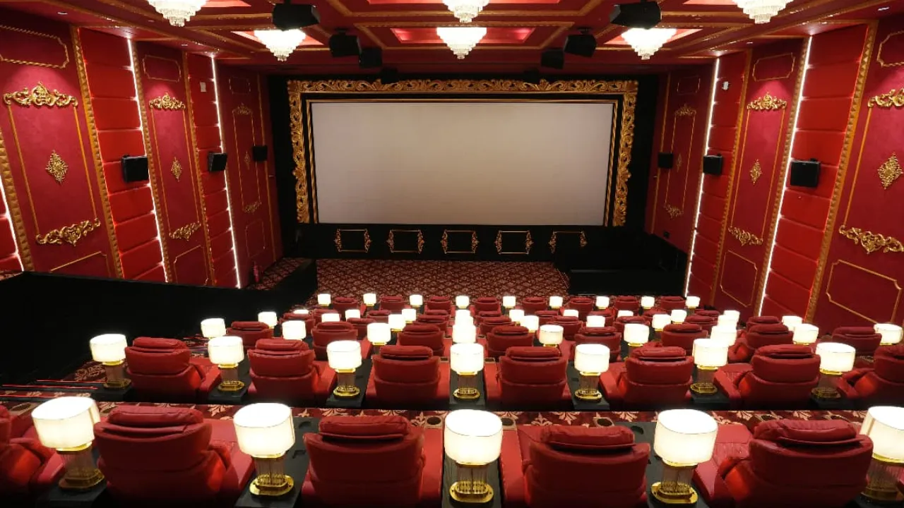 ಬೆಂಗಳೂರಿನ ಕಪಾಲಿ ಟಾಕೀಸ್‌ ಜಾಗದಲ್ಲಿ ತಲೆ ಎತ್ತಿದ ಮಹೇಶ್‌ ಬಾಬು ಒಡೆತನದ AMB ಸಿನಿಮಾಸ್;‌ ಮೊದಲ ದಿನ ಯಾವ ಭಾಷೆಯ ಸಿನಿಮಾಗಳಿಗೆ ಜಾಸ್ತಿ ಶೋ? - Image 6