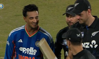 ಅಭಿಷೇಕ್‌ ಶರ್ಮಾರ ಬ್ಯಾಟ್‌ ಪರಿಶೀಲಿಸಿದ ಕಿವೀಸ್‌ ಆಟಗಾರರು!