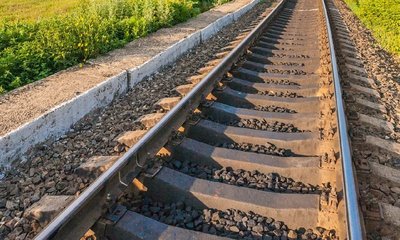 ರೈಲ್ವೆ ಹಳಿ ಮೇಲೆ ಉರುಳಿದ ಟ್ರಕ್‌;  ತಪ್ಪಿದ ಭಾರೀ ಅನಾಹುತ