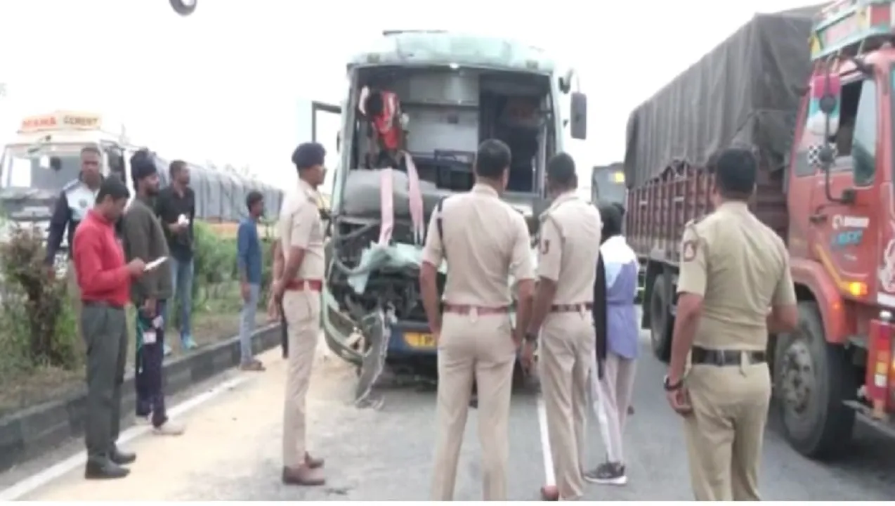 Horrific road accident: ಭೀಕರ ರಸ್ತೆ ಅಪಘಾತ: ಲಾರಿಗೆ ಬಸ್ ಡಿಕ್ಕಿ, ಇಬ್ಬರು ಸ್ಥಳದಲ್ಲೇ ಸಾವು