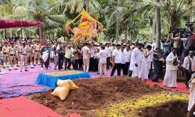 ಮಣ್ಣಲ್ಲಿ ಮಣ್ಣಾದ ಬಿ.ಸರೋಜಾದೇವಿ; ತಾಯಿಯ ಸಮಾಧಿ ಪಕ್ಕದಲ್ಲೇ ಅಂತ್ಯಕ್ರಿಯೆ