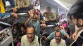 ರೈಲಿನಲ್ಲೇ ಮಿನಿ ಕನ್ಸರ್ಟ್: ಕುಣಿದು ಕುಪ್ಪಳಿಸಿದ ಪ್ರಯಾಣಿಕರು