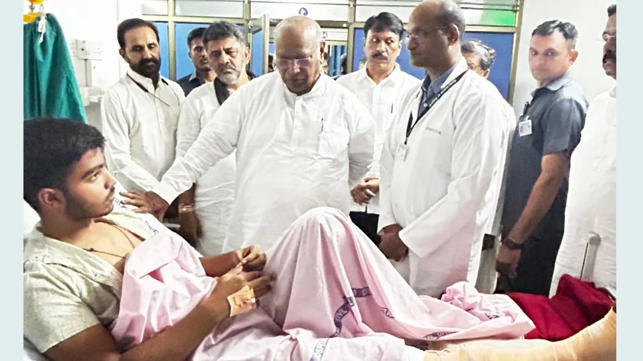 Ahmedabad Plane Crash: ಅಹಮದಾಬಾದ್ ವಿಮಾನ ದುರಂತ: ಗಾಯಾಳುಗಳ ಆರೋಗ್ಯ ವಿಚಾರಿಸಿದ ಕಾಂಗ್ರೆಸ್ ನಾಯಕರು