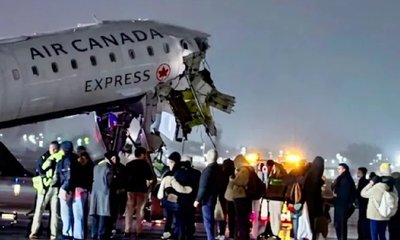 ಫೈರ್​ ಎಂಜಿನ್​​ಗೆ ಡಿಕ್ಕಿ ಹೊಡೆದ ಪ್ರಯಾಣಿಕರಿದ್ದ ಫ್ಲೈಟ್!