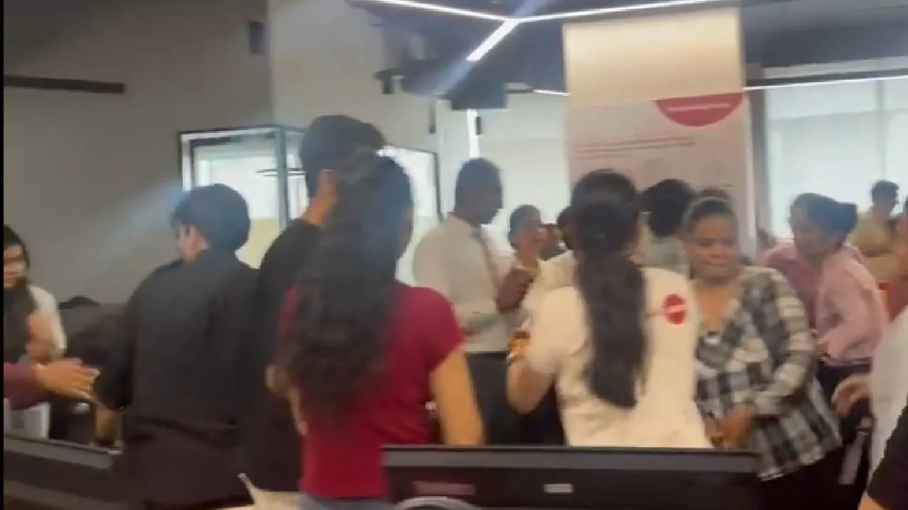 Viral Video: ವಿಮಾನ ದುರಂತದ ನೋವಿನ್ನೂ ಮಾಸಿಲ್ಲ; ಡಿಜೆ ಪಾರ್ಟಿ ಮಾಡಿ ಕುಣಿದ ಸಿಬ್ಬಂದಿ: ಏನಿದು ವೈರಲ್‌ ಸ್ಟೋರಿ?