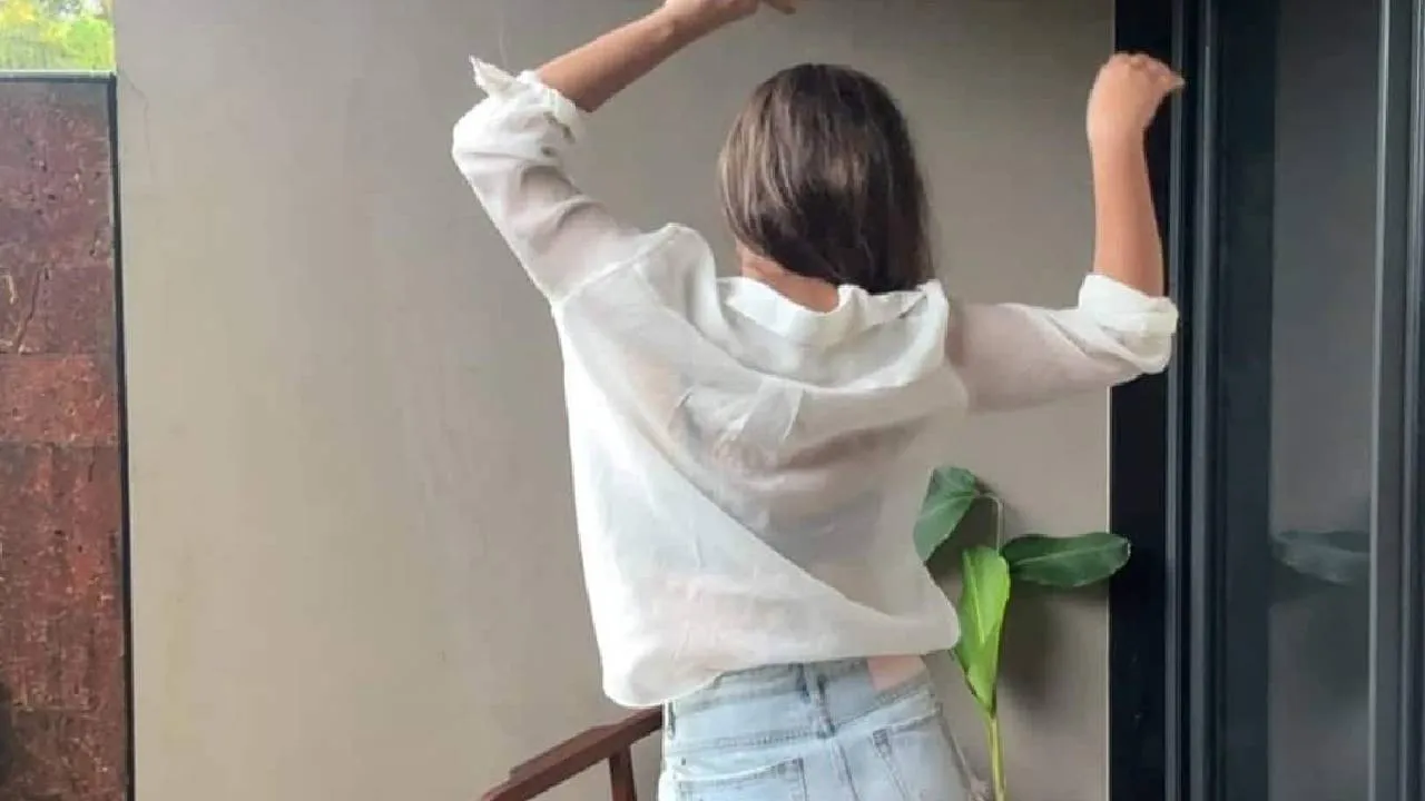 Aisha Sharma: ಸೆಕ್ಸಿ ಡ್ರೆಸ್‌ನಲ್ಲಿ ಪಡ್ಡೆ ಹುಡುಗರ ನಿದ್ದೆ ಕದ್ದ ಬಾಲಿವುಡ್ ನಟಿ! ಇಲ್ಲಿದೆ ಹಾಟ್‌ ಫೋಟೋಸ್‌ - Image 1