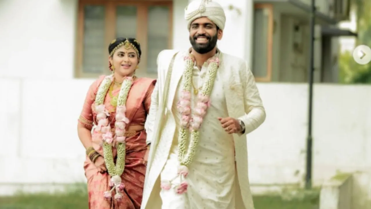 Aishwarya Rangarajan: ವೈವಾಹಿಕ ಜೀವನಕ್ಕೆ ಕಾಲಿಟ್ಟ ಗಾಯಕಿ ಐಶ್ವರ್ಯ ರಂಗರಾಜನ್;  ಫೋಟೋಸ್‌ ವೈರಲ್‌ - Image 2