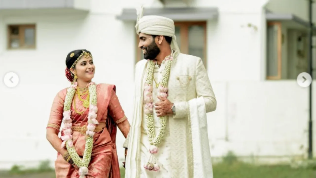 Aishwarya Rangarajan: ವೈವಾಹಿಕ ಜೀವನಕ್ಕೆ ಕಾಲಿಟ್ಟ ಗಾಯಕಿ ಐಶ್ವರ್ಯ ರಂಗರಾಜನ್;  ಫೋಟೋಸ್‌ ವೈರಲ್‌ - Image 3