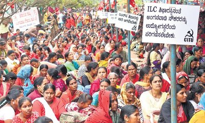 ಅಂಗನವಾಡಿ, ಮಧ್ಯಾಹ್ನದ ಬಿಸಿಯೂಟ ಕಾರ್ಯಕರ್ತೆಯರಿಂದ ಧರಣಿ