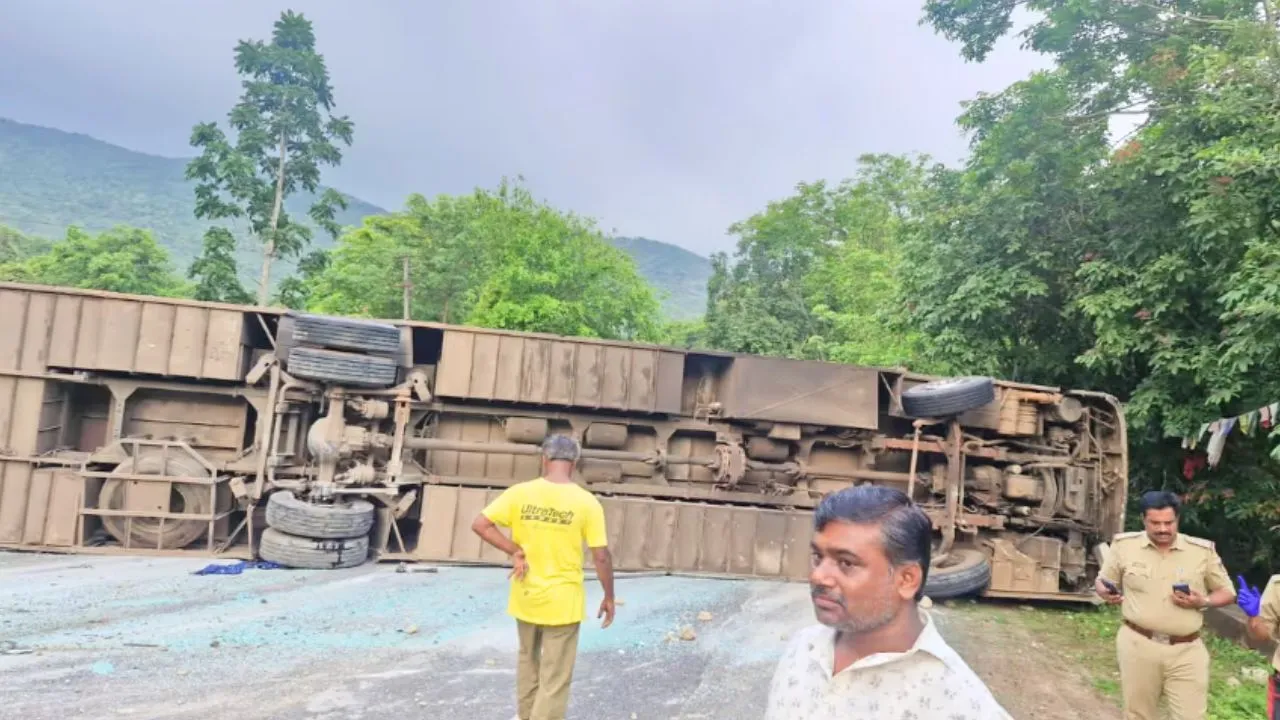 Ankola Bus Accident: ಅಂಕೋಲಾ ಬಳಿ ಸೀಬರ್ಡ್ ಬಸ್ ಪಲ್ಟಿಯಾಗಿ ಓರ್ವ ಸಾವು; 21 ಪ್ರಯಾಣಿಕರಿಗೆ ಗಾಯ