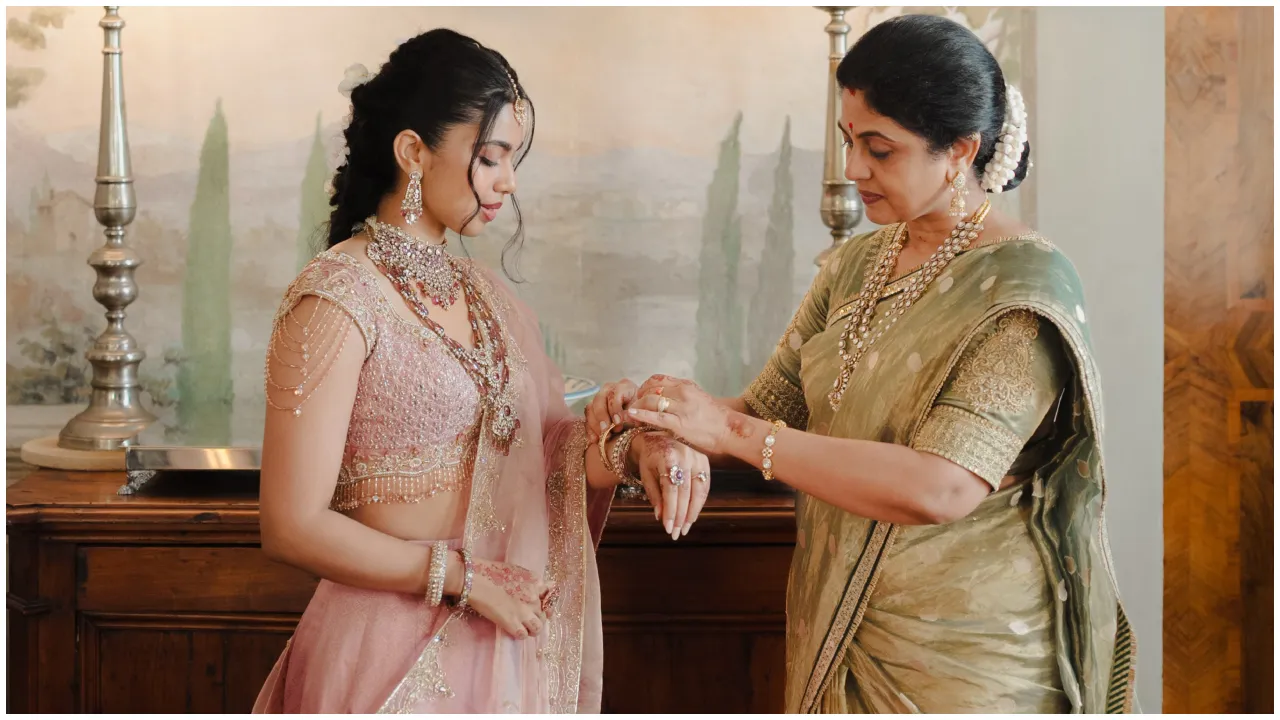Photos: ವಿದೇಶದಲ್ಲಿ ಅದ್ಧೂರಿಯಾಗಿ ನಡೆಯಿತು ನಟ ಅರ್ಜುನ್‌ ಸರ್ಜಾ 2ನೇ ಮಗಳು ಅಂಜನಾ ಮದುವೆ; ವರನ್ಯಾರು ಗೊತ್ತೇ? - Image 2