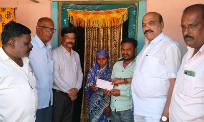 ರಸ್ತೆ ಅಪಘಾತದಲ್ಲಿ ಮೃತಪಟ್ಟ ಕುಟುಂಬಸ್ಥರಿಗೆ ಸಹಾಯಧನ ಚೆಕ್ ವಿತರಣೆ