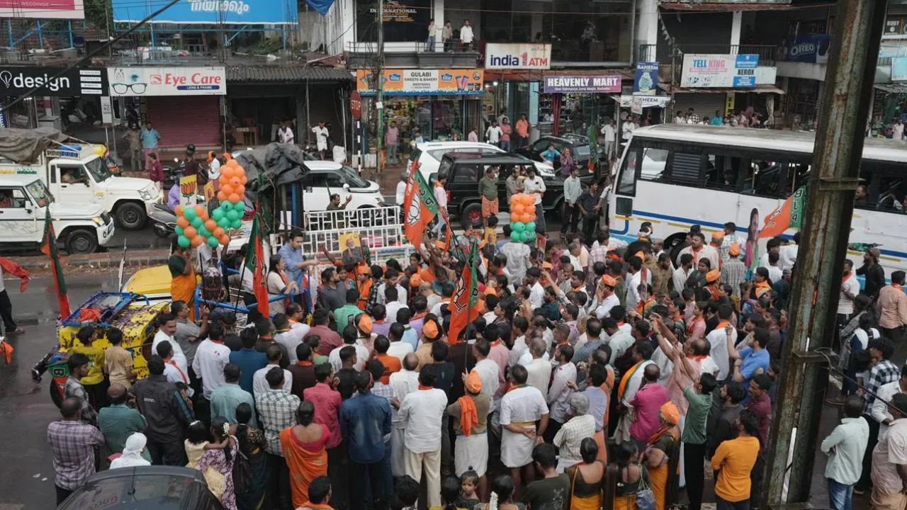 Kerala Assembly Polls 2026: ಗಡಿನಾಡು ಕಾಸರಗೋಡಿನಲ್ಲಿ ಬಿಜೆಪಿ ಸ್ಟಾರ್‌ ಪ್ರಚಾರಕ ತೇಜಸ್ವಿ ಸೂರ್ಯ ಅಬ್ಬರ; ಕನ್ನಡತಿ, ಎನ್‌ಡಿಎ ಅಭ್ಯರ್ಥಿ ಅಶ್ವಿನಿ ಪರ ಮತ ಯಾಚನೆ - Image 5