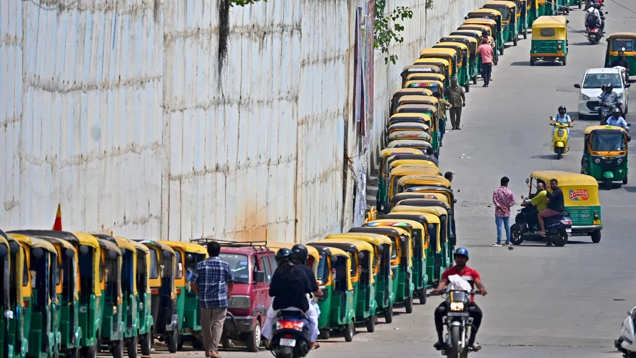 Auto LPG shortage: ಬೆಂಗಳೂರಿನಲ್ಲಿ ಎಲ್‌ಪಿಜಿಗೆ ಹಾಹಾಕಾರ; ಬಂಕ್‌ಗಳ ಮುಂದೆ ಕಿ.ಮೀ.ಗಟ್ಟಲೇ ಆಟೋಗಳ ಕ್ಯೂ!