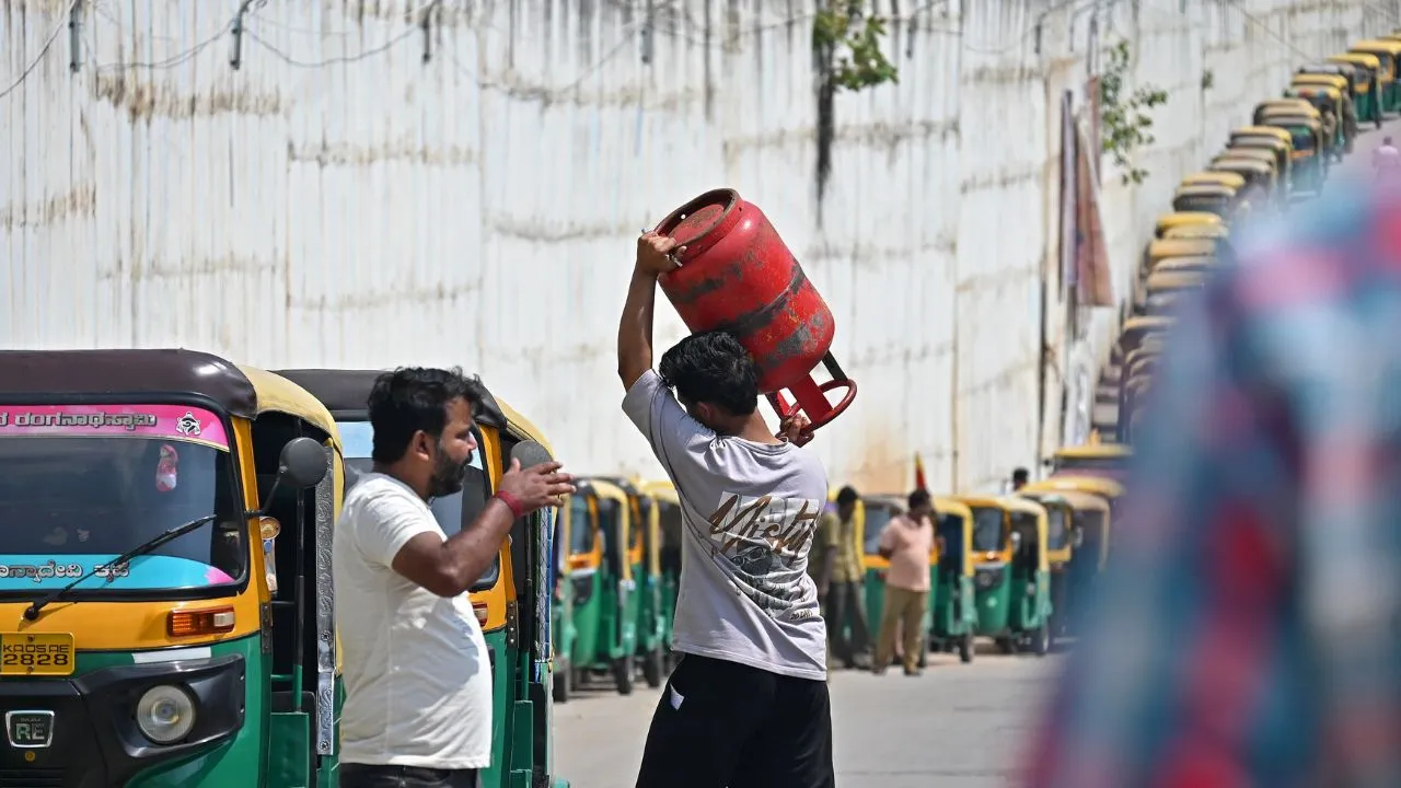 Auto LPG shortage: ಬೆಂಗಳೂರಿನಲ್ಲಿ ಎಲ್‌ಪಿಜಿಗೆ ಹಾಹಾಕಾರ; ಬಂಕ್‌ಗಳ ಮುಂದೆ ಕಿ.ಮೀ.ಗಟ್ಟಲೇ ಆಟೋಗಳ ಕ್ಯೂ! - Image 2