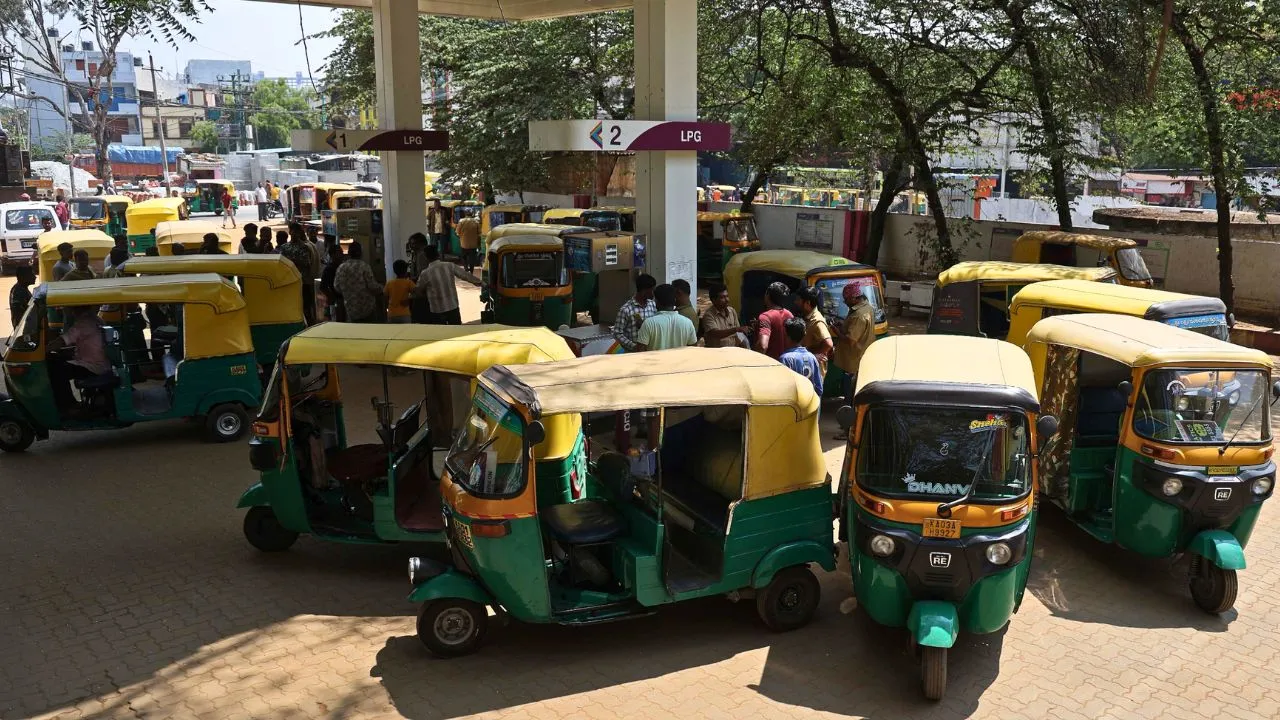 Auto LPG shortage: ಬೆಂಗಳೂರಿನಲ್ಲಿ ಎಲ್‌ಪಿಜಿಗೆ ಹಾಹಾಕಾರ; ಬಂಕ್‌ಗಳ ಮುಂದೆ ಕಿ.ಮೀ.ಗಟ್ಟಲೇ ಆಟೋಗಳ ಕ್ಯೂ! - Image 6