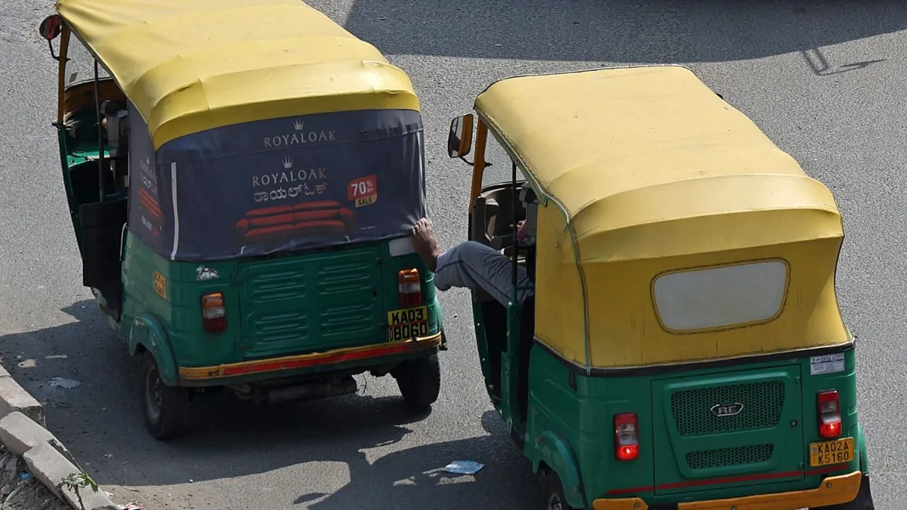 Auto LPG shortage: ಬೆಂಗಳೂರಿನಲ್ಲಿ ಎಲ್‌ಪಿಜಿಗೆ ಹಾಹಾಕಾರ; ಬಂಕ್‌ಗಳ ಮುಂದೆ ಕಿ.ಮೀ.ಗಟ್ಟಲೇ ಆಟೋಗಳ ಕ್ಯೂ! - Image 3