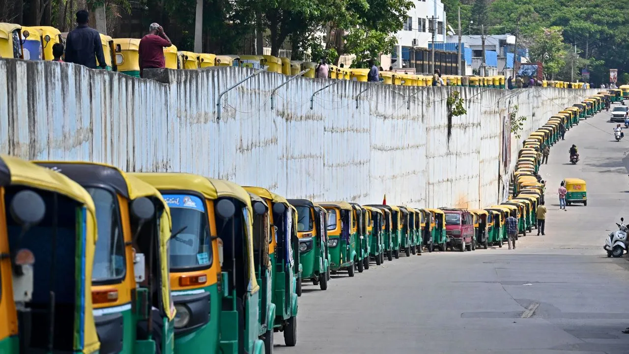 Auto LPG shortage: ಬೆಂಗಳೂರಿನಲ್ಲಿ ಎಲ್‌ಪಿಜಿಗೆ ಹಾಹಾಕಾರ; ಬಂಕ್‌ಗಳ ಮುಂದೆ ಕಿ.ಮೀ.ಗಟ್ಟಲೇ ಆಟೋಗಳ ಕ್ಯೂ! - Image 1