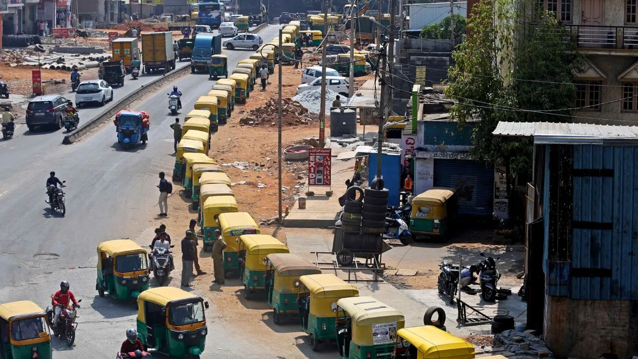 Auto LPG shortage: ಬೆಂಗಳೂರಿನಲ್ಲಿ ಎಲ್‌ಪಿಜಿಗೆ ಹಾಹಾಕಾರ; ಬಂಕ್‌ಗಳ ಮುಂದೆ ಕಿ.ಮೀ.ಗಟ್ಟಲೇ ಆಟೋಗಳ ಕ್ಯೂ! - Image 5