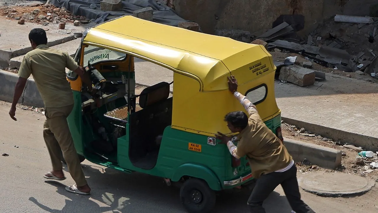 Auto LPG shortage: ಬೆಂಗಳೂರಿನಲ್ಲಿ ಎಲ್‌ಪಿಜಿಗೆ ಹಾಹಾಕಾರ; ಬಂಕ್‌ಗಳ ಮುಂದೆ ಕಿ.ಮೀ.ಗಟ್ಟಲೇ ಆಟೋಗಳ ಕ್ಯೂ! - Image 4