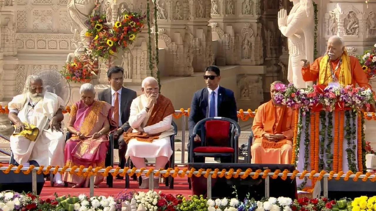 Ayodhya Ram Mandir: ರಾಮಮಂದಿರದಲ್ಲಿ ಧರ್ಮ ಧ್ವಜಾರೋಹಣ- ಐತಿಹಾಸಿಕ ಕ್ಷಣದ ಫೋಟೋಗಳು ಇಲ್ಲಿವೆ! - Image 5