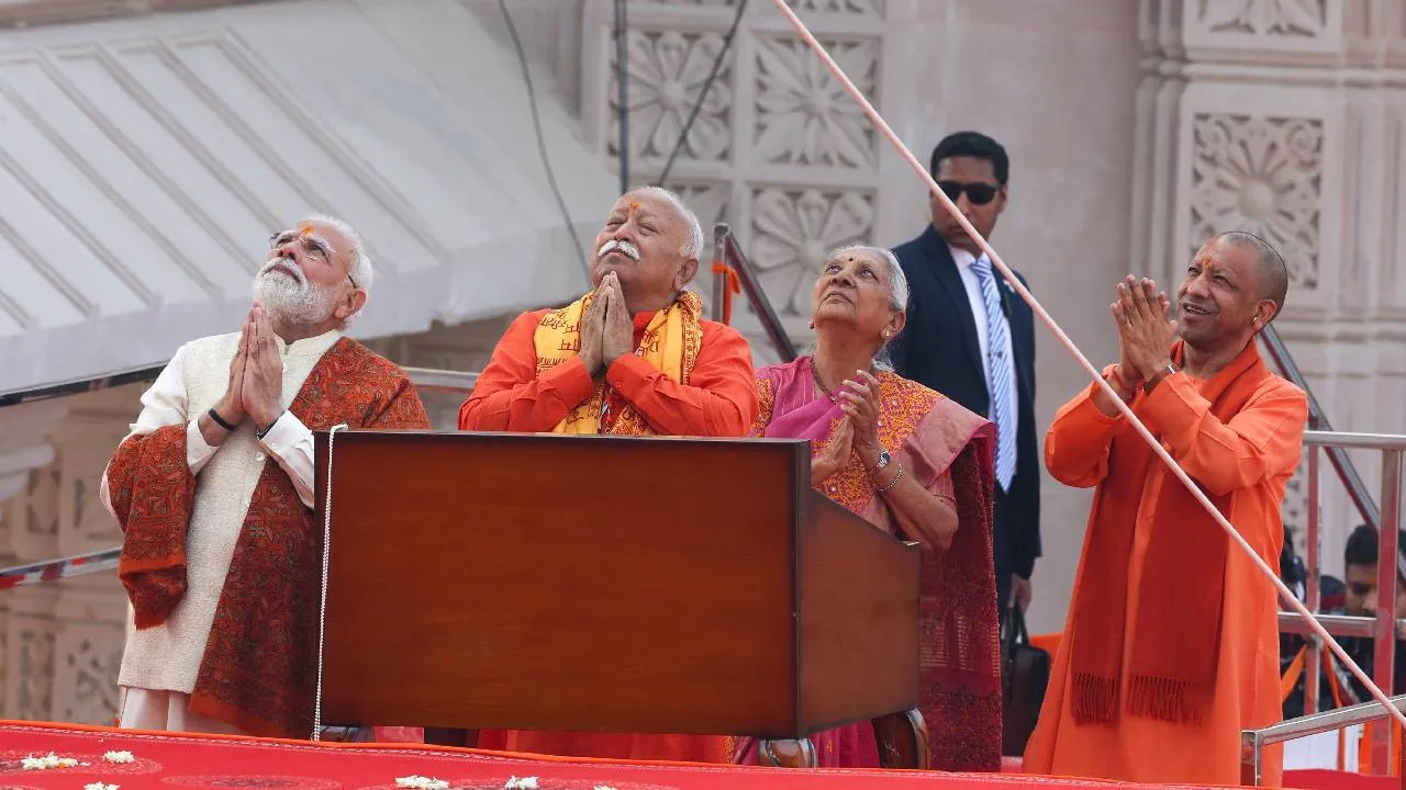 Ayodhya Ram Mandir: ರಾಮಮಂದಿರದಲ್ಲಿ ಧರ್ಮ ಧ್ವಜಾರೋಹಣ- ಐತಿಹಾಸಿಕ ಕ್ಷಣದ ಫೋಟೋಗಳು ಇಲ್ಲಿವೆ! - Image 3