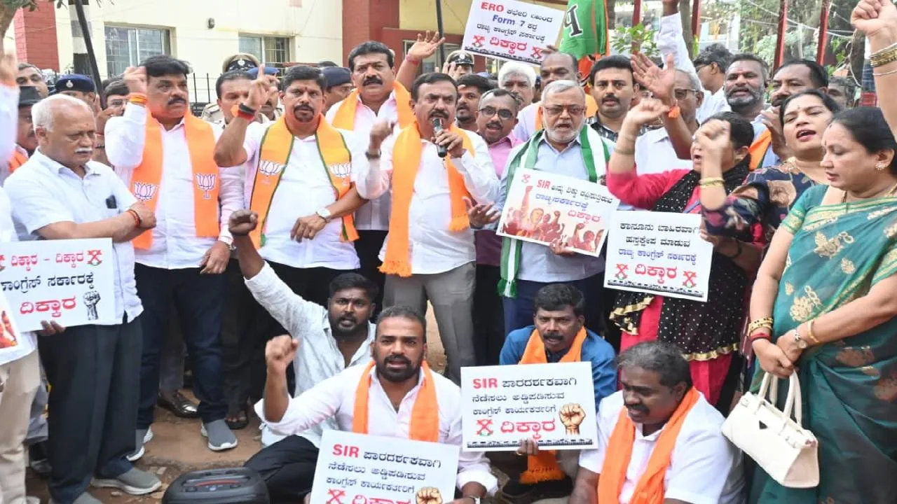 ಸುಳ್ಳು ಎಫ್‍ಐಆರ್ ಹಿಂಪಡೆಯಲು ಆಗ್ರಹ; ಜಯನಗರ ಠಾಣೆ ಎದುರು ಬಿಜೆಪಿ-ಜೆಡಿಎಸ್‌ ಪ್ರತಿಭಟನೆ