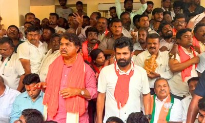 ಟಿ.ನರಸೀಪುರ ಠಾಣೆ ಮುಂದೆ ಪ್ರತಿಭಟನೆ; ಬಿಜೆಪಿ ನಾಯಕರು ಪೊಲೀಸರ ವಶಕ್ಕೆ