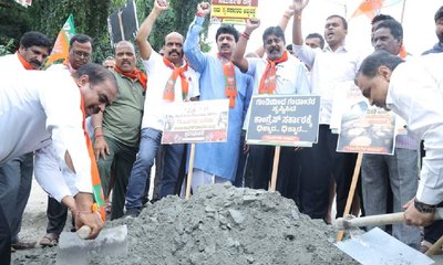 ರಸ್ತೆ ಗುಂಡಿ ಮುಚ್ಚಲು ಆಗ್ರಹ- ಬಿಜೆಪಿಯಿಂದ ರಸ್ತೆ ತಡೆ ಚಳವಳಿ
