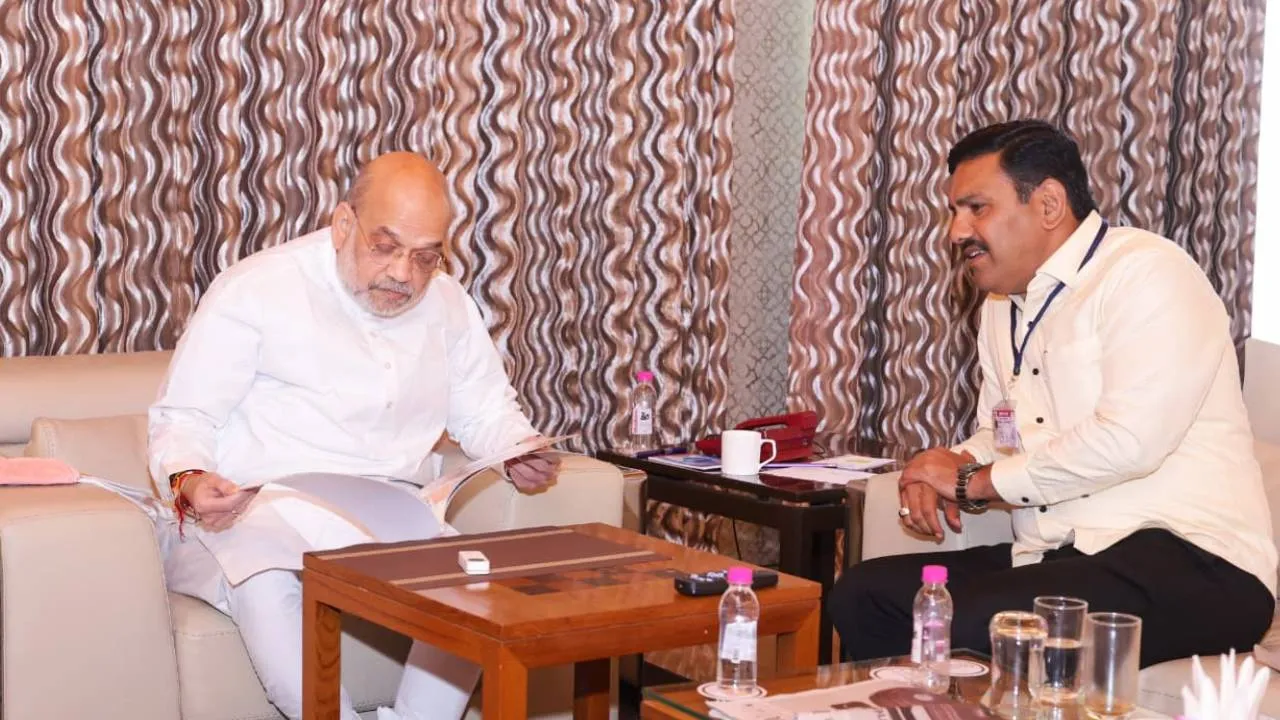 Amit Shah: ಹುಬ್ಬಳ್ಳಿಯಲ್ಲಿ ಕೇಂದ್ರ ಗೃಹ ಸಚಿವ ಅಮಿತ್ ಶಾರನ್ನು ಭೇಟಿಯಾದ ಬಿ.ವೈ. ವಿಜಯೇಂದ್ರ