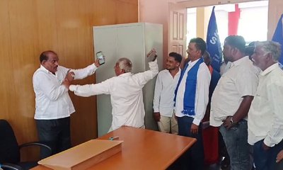 ಭೂ ಪರಿಹಾರ ಕೊಡದೇ ಸತಾಯಿಸುತ್ತಿದ್ದ ಅಧಿಕಾರಿಗೆ ಚಪ್ಪಲಿಯಿಂದ ಹೊಡೆದ ರೈತ!