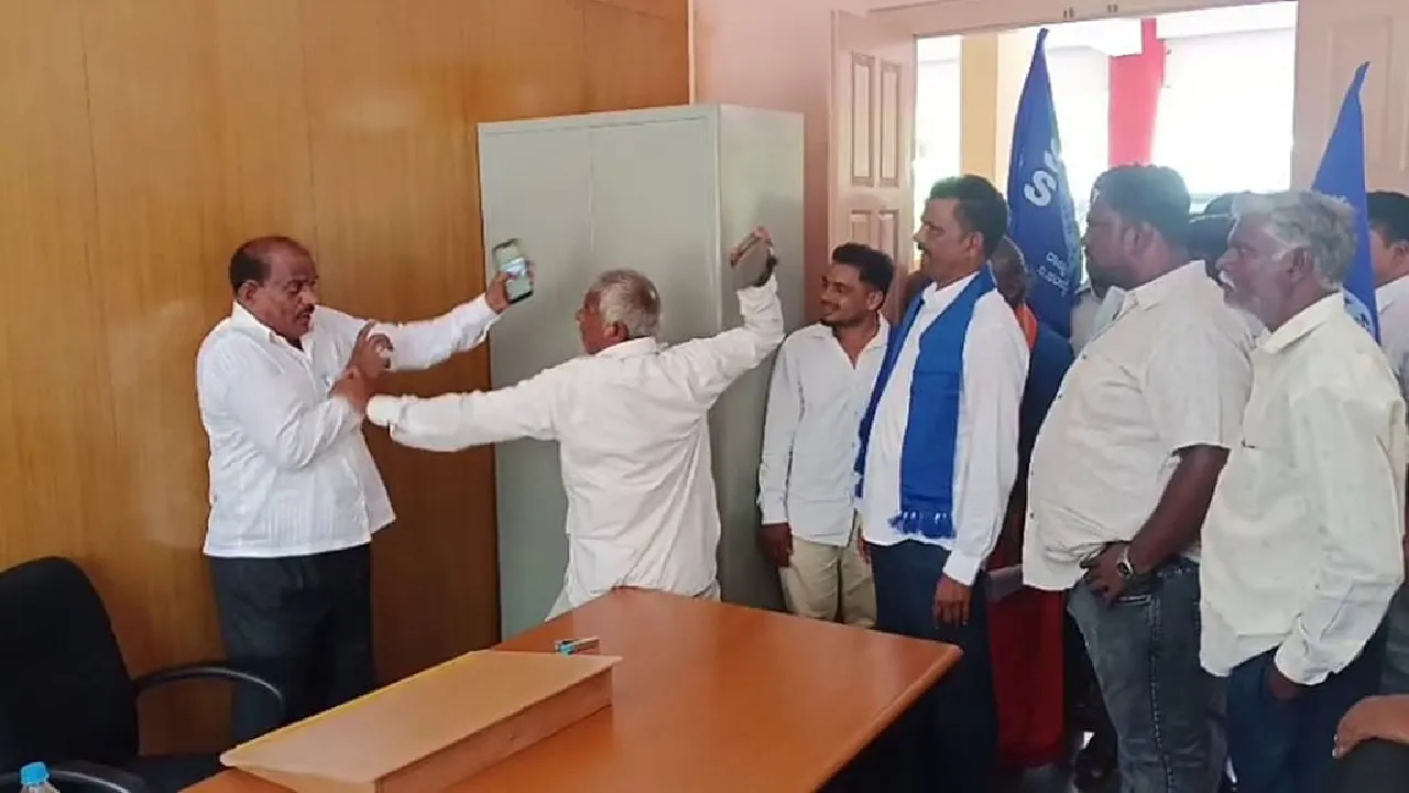 ಭೂ ಪರಿಹಾರ ಕೊಡದೇ ಸತಾಯಿಸುತ್ತಿದ್ದ ಅಧಿಕಾರಿ; ಚಪ್ಪಲಿಯಿಂದ ಹೊಡೆದ ರೈತ!