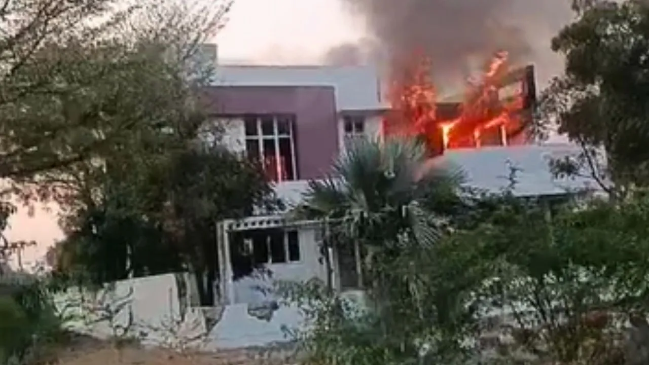 Ballari News: ಬಳ್ಳಾರಿಯಲ್ಲಿ ಜನಾರ್ದನ ರೆಡ್ಡಿಯ ಮಾಡೆಲ್ ಹೌಸ್‌ಗೆ ಬೆಂಕಿ; ಕಾಂಗ್ರೆಸ್‌ನವರ ಕೃತ್ಯ ಎಂದ ಸೋಮಶೇಖರ್‌ ರೆಡ್ಡಿ