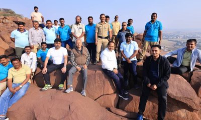 ಬಳ್ಳಾರಿಯ ಸಂಗನಕಲ್ಲಿನ ಗುಡ್ಡಕ್ಕೆ ಡಿಸಿ ನಾಗೇಂದ್ರ ಪ್ರಸಾದ್ ಚಾರಣ