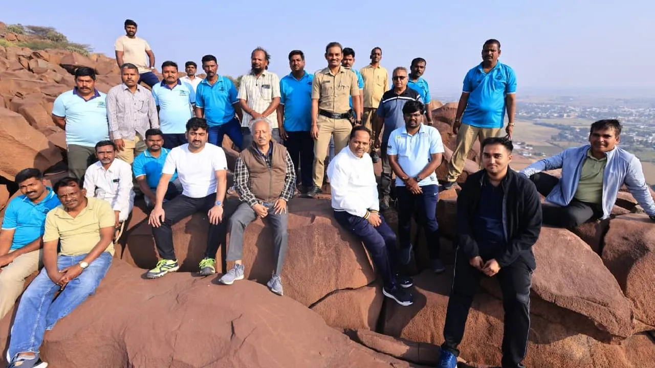 ಸಂಗನಕಲ್ಲಿನ ಗುಡ್ಡಕ್ಕೆ ಜಿಲ್ಲಾಧಿಕಾರಿ ಚಾರಣ; ಪ್ರವಾಸೋದ್ಯಮ ಅಭಿವೃದ್ಧಿಗೆ ಒತ್ತು ನೀಡುವುದಾಗಿ ಭರವಸೆ