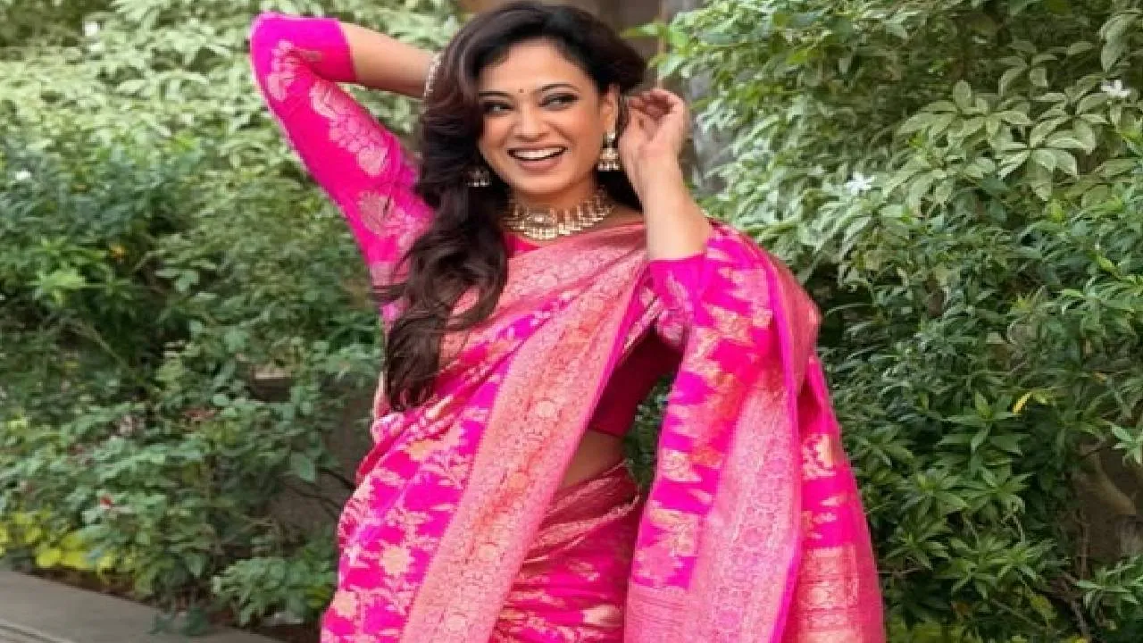 Saree Fashion 2026: ಗ್ರ್ಯಾಂಡ್‌ ಬನಾರಸಿ ರೇಷ್ಮೆ ಸೀರೆ ಪ್ರಿಯರಿಗೆ 5 ಸಿಂಪಲ್‌ ಸಲಹೆ - Image 4