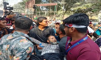 ಬಾಂಗ್ಲಾ ಪ್ರಧಾನಿ ನಿವಾಸದ ಎದುರು ಸರ್ಕಾರಿ ನೌಕರರ ಹೈಡ್ರಾಮಾ