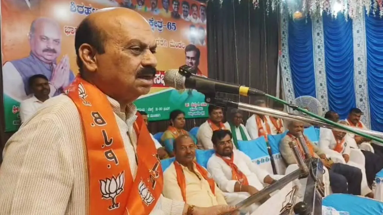 Basavaraj Bommai: ರಾಜಕೀಯ ರೊಟ್ಟಿ ಸುಟ್ಟುಕೊಳ್ಳಲು ಗ್ಯಾರಂಟಿ ಯೋಜನೆ ಜಾರಿಗೆ ತಂದಿದ್ದಾರೆ: ಬಸವರಾಜ ಬೊಮ್ಮಾಯಿ