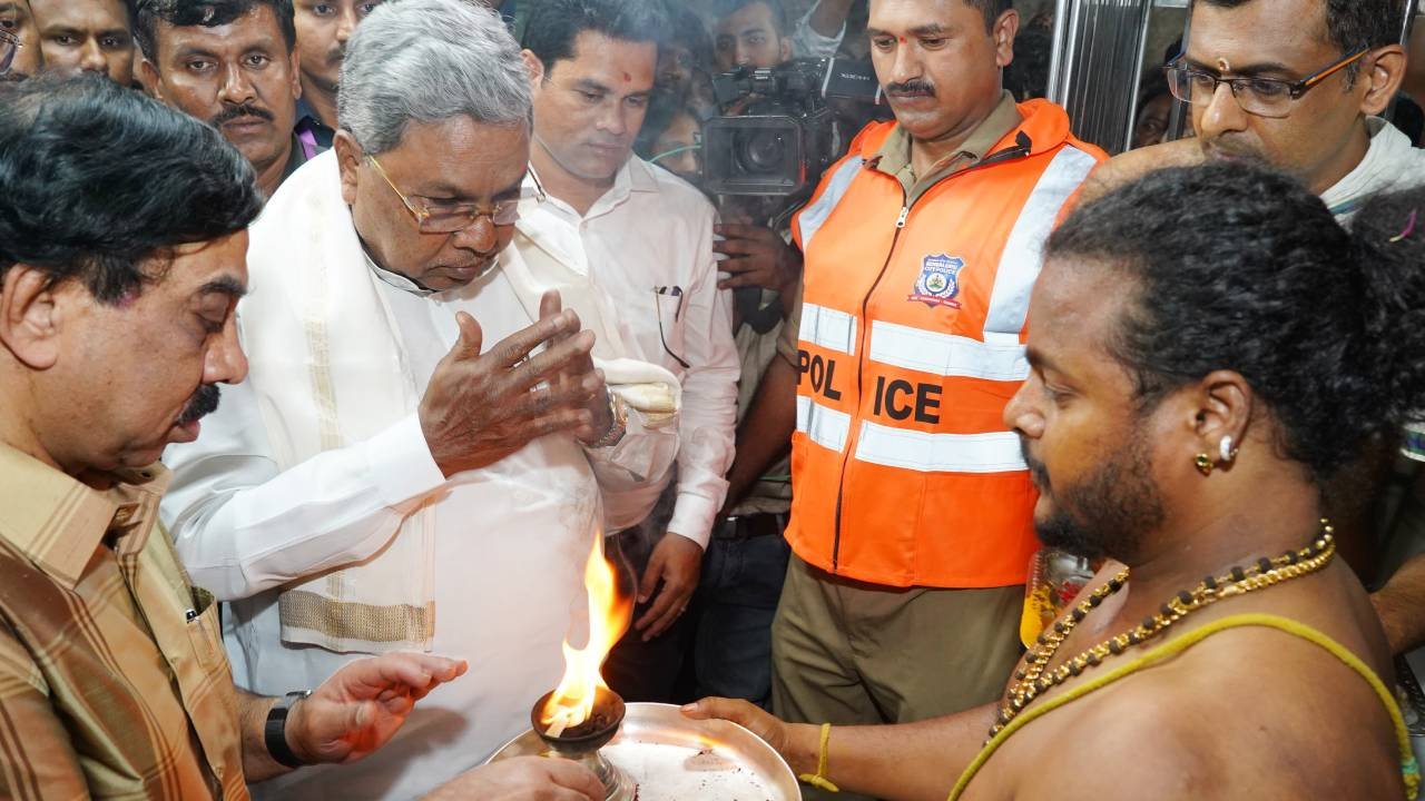 Bengaluru Karaga 2025: ಬೆಂಗಳೂರು ಕರಗ; ಧರ್ಮರಾಯಸ್ವಾಮಿ ದೇವಸ್ಥಾನಕ್ಕೆ ಭೇಟಿ ನೀಡಿ, ಪೂಜೆ ಸಲ್ಲಿಸಿದ ಸಿಎಂ