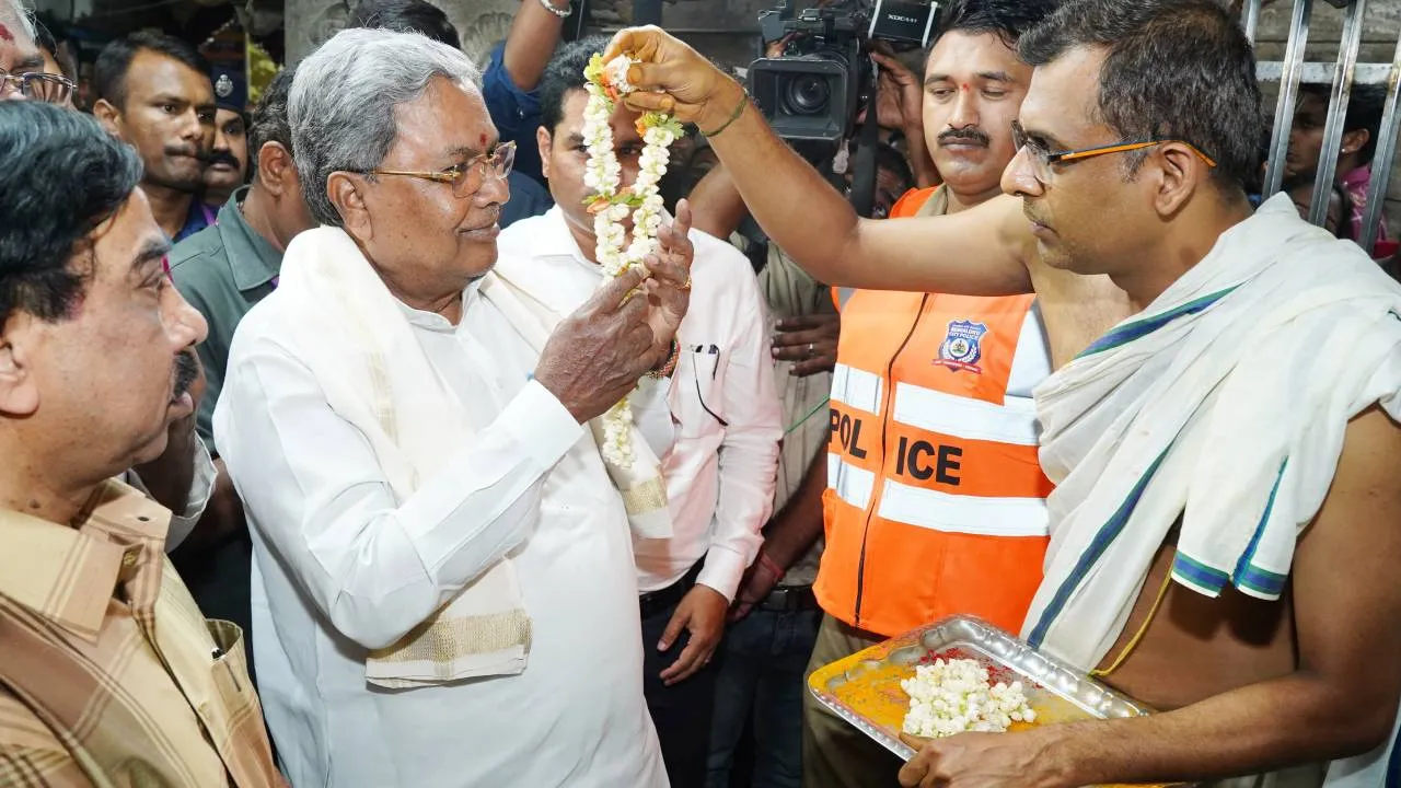 Bengaluru Karaga 2025: ಬೆಂಗಳೂರು ಕರಗ; ಧರ್ಮರಾಯಸ್ವಾಮಿ ದೇವಸ್ಥಾನಕ್ಕೆ ಭೇಟಿ ನೀಡಿ, ಪೂಜೆ ಸಲ್ಲಿಸಿದ ಸಿಎಂ - Image 1