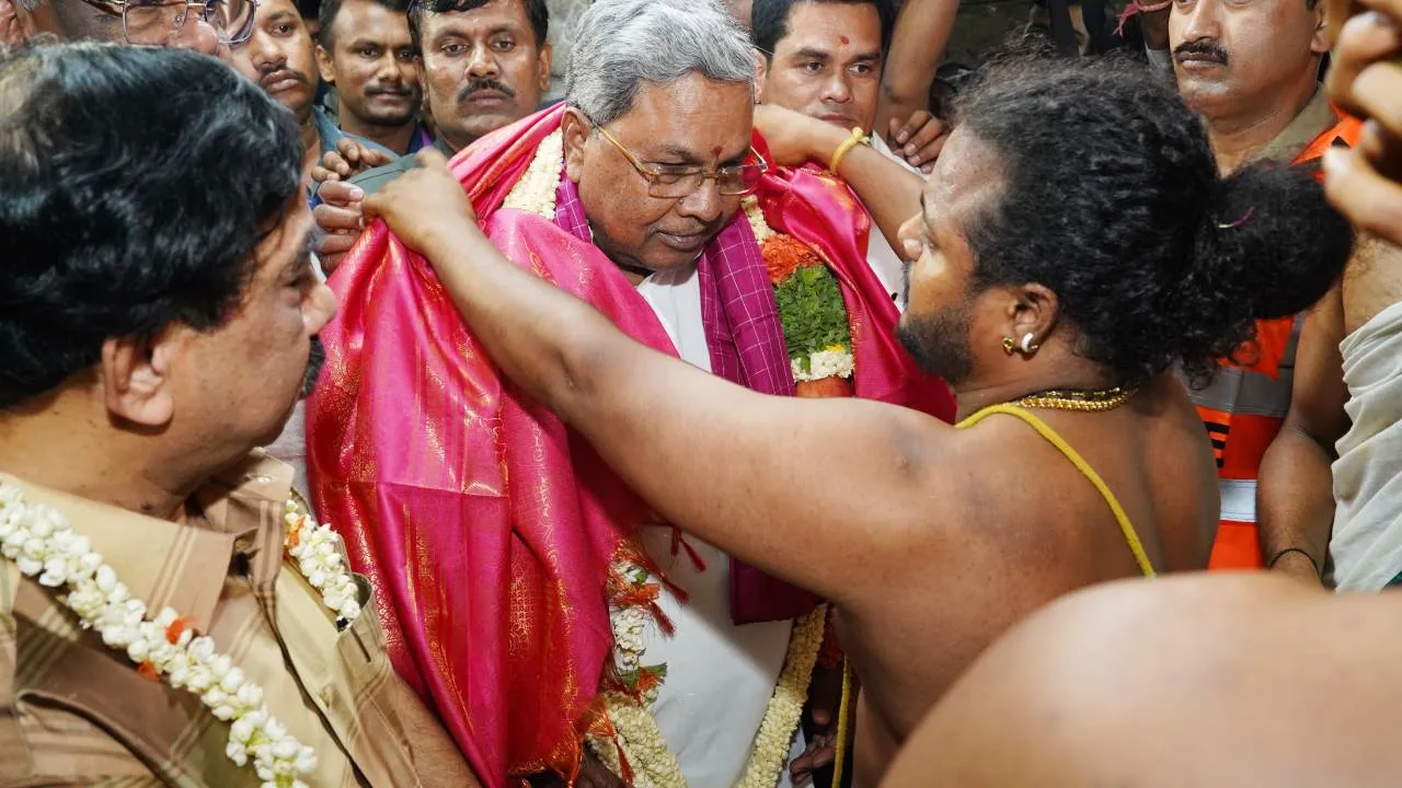 Bengaluru Karaga 2025: ಬೆಂಗಳೂರು ಕರಗ; ಧರ್ಮರಾಯಸ್ವಾಮಿ ದೇವಸ್ಥಾನಕ್ಕೆ ಭೇಟಿ ನೀಡಿ, ಪೂಜೆ ಸಲ್ಲಿಸಿದ ಸಿಎಂ - Image 3