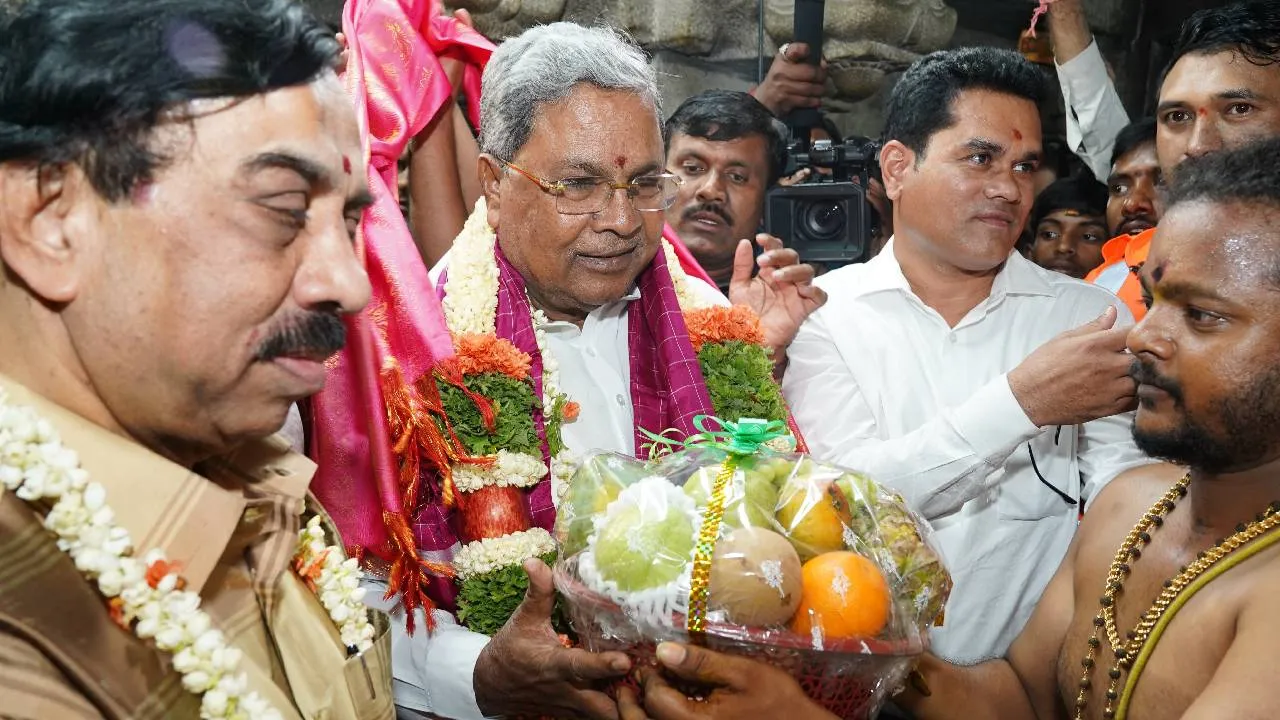Bengaluru Karaga 2025: ಬೆಂಗಳೂರು ಕರಗ; ಧರ್ಮರಾಯಸ್ವಾಮಿ ದೇವಸ್ಥಾನಕ್ಕೆ ಭೇಟಿ ನೀಡಿ, ಪೂಜೆ ಸಲ್ಲಿಸಿದ ಸಿಎಂ - Image 4