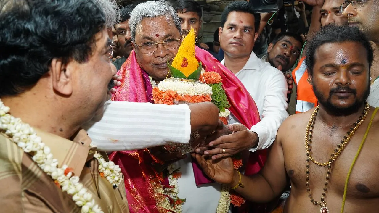 Bengaluru Karaga 2025: ಬೆಂಗಳೂರು ಕರಗ; ಧರ್ಮರಾಯಸ್ವಾಮಿ ದೇವಸ್ಥಾನಕ್ಕೆ ಭೇಟಿ ನೀಡಿ, ಪೂಜೆ ಸಲ್ಲಿಸಿದ ಸಿಎಂ - Image 5