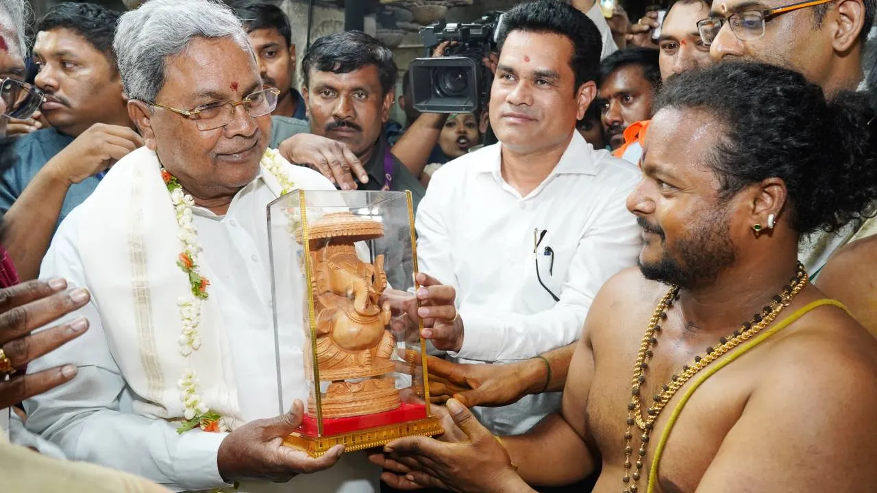 Bengaluru Karaga 2025: ಬೆಂಗಳೂರು ಕರಗ; ಧರ್ಮರಾಯಸ್ವಾಮಿ ದೇವಸ್ಥಾನಕ್ಕೆ ಭೇಟಿ ನೀಡಿ, ಪೂಜೆ ಸಲ್ಲಿಸಿದ ಸಿಎಂ - Image 6