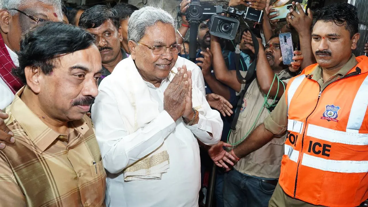 Bengaluru Karaga 2025: ಬೆಂಗಳೂರು ಕರಗ; ಧರ್ಮರಾಯಸ್ವಾಮಿ ದೇವಸ್ಥಾನಕ್ಕೆ ಭೇಟಿ ನೀಡಿ, ಪೂಜೆ ಸಲ್ಲಿಸಿದ ಸಿಎಂ - Image 7