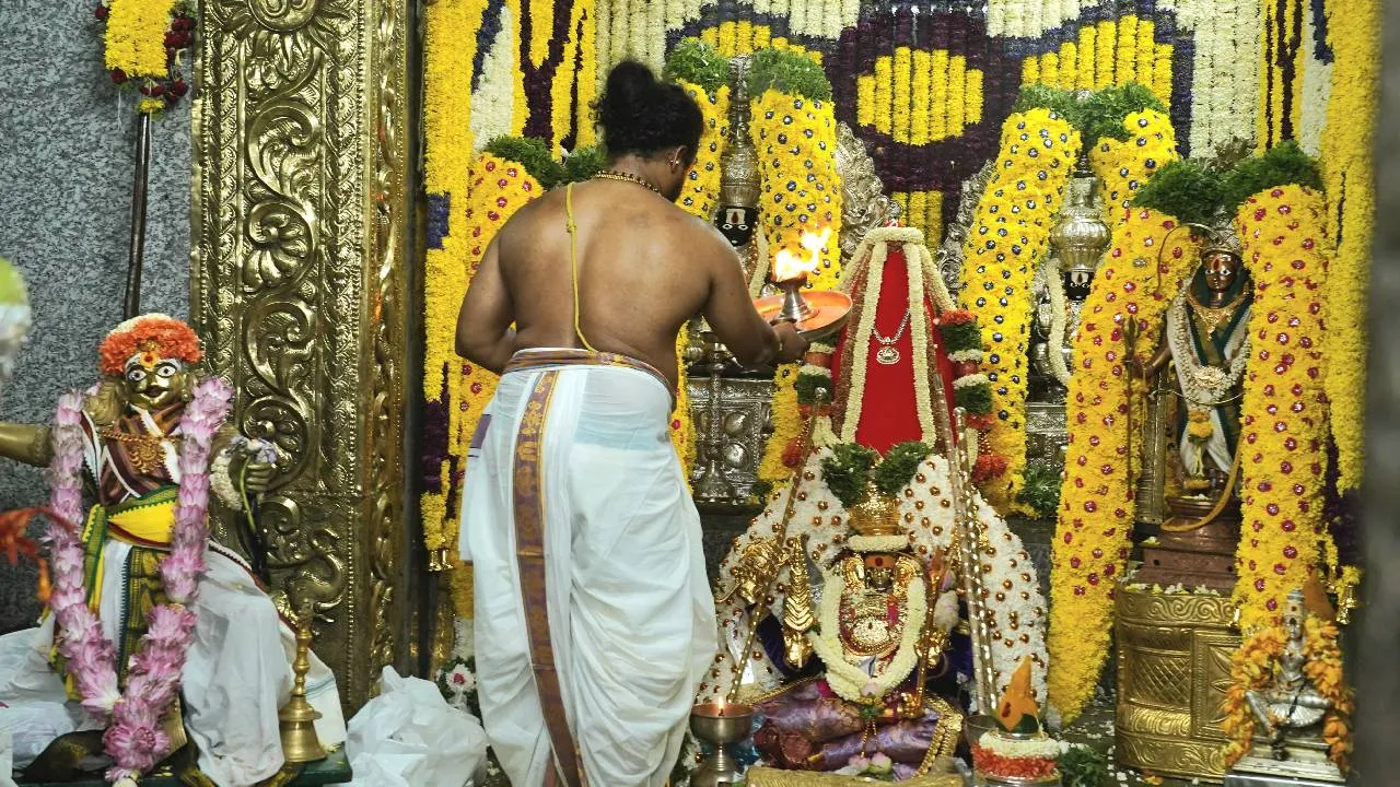 Bengaluru Karaga 2025: ಬೆಂಗಳೂರು ಕರಗ; ಧರ್ಮರಾಯಸ್ವಾಮಿ ದೇವಸ್ಥಾನಕ್ಕೆ ಭೇಟಿ ನೀಡಿ, ಪೂಜೆ ಸಲ್ಲಿಸಿದ ಸಿಎಂ - Image 2