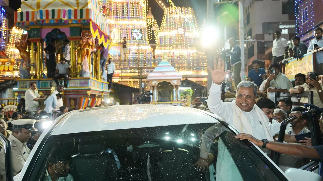 Bengaluru Karaga 2025: ಬೆಂಗಳೂರು ಕರಗ; ಧರ್ಮರಾಯಸ್ವಾಮಿ ದೇವಸ್ಥಾನಕ್ಕೆ ಭೇಟಿ ನೀಡಿ, ಪೂಜೆ ಸಲ್ಲಿಸಿದ ಸಿಎಂ - Image 8