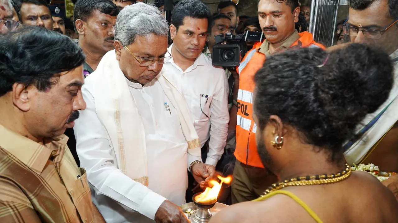 Bengaluru Karaga 2025: ಬೆಂಗಳೂರು ಕರಗ; ಧರ್ಮರಾಯಸ್ವಾಮಿ ದೇವಸ್ಥಾನಕ್ಕೆ ಭೇಟಿ ನೀಡಿ, ಪೂಜೆ ಸಲ್ಲಿಸಿದ ಸಿಎಂ - Image 9