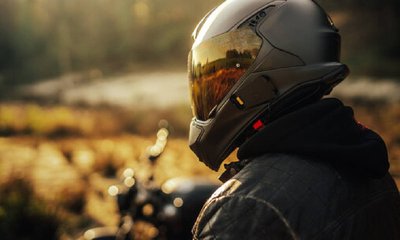 ಬೆಂಗಳೂರಿನ ಸಂಚಾರ ದಟ್ಟಣೆ ನಡುವೆ ಹೆಲ್ಮೆಟ್ ನಿಂದ ಹೊಡೆದಾಡಿದ ಬೈಕ್ ಸವಾರರು!