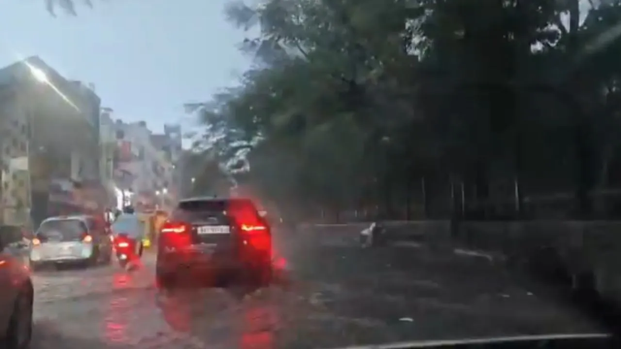 Bengaluru Rains: ಬೆಂಗಳೂರಿನಲ್ಲಿ ಮುಂದುವರಿದ ಮಳೆಯ ಆರ್ಭಟ; ಹಲವೆಡೆ ಕೆರೆಯಂತಾದ ರಸ್ತೆಗಳು, ಭಾರಿ ಸಂಚಾರ ದಟ್ಟಣೆ! - Image 5
